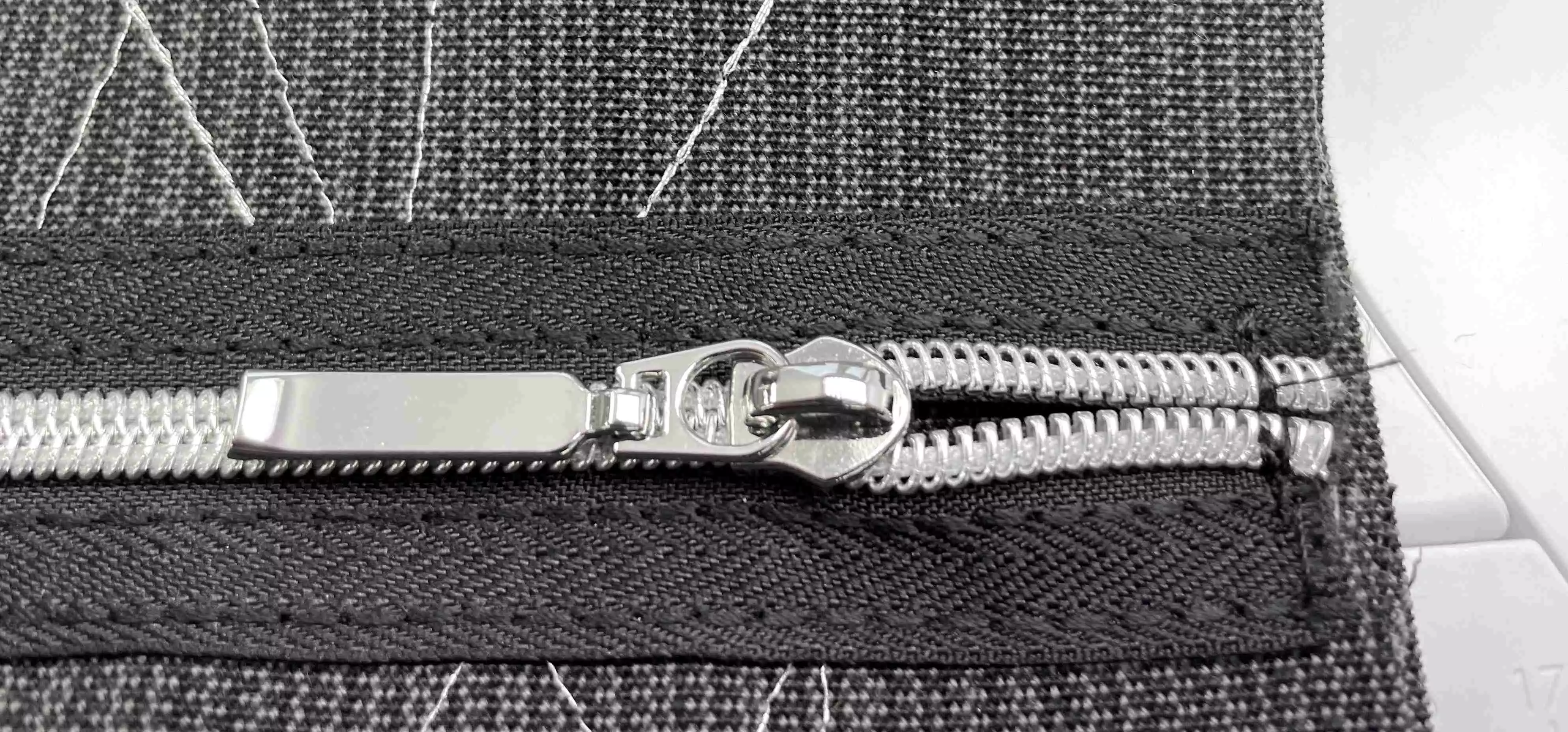 Simple-zippered-pouch-alt2-step5-zipper-ends-secured.jpg
